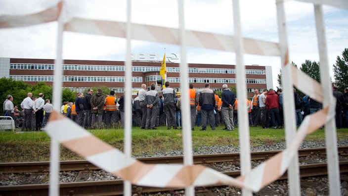 Informationsveranstaltung vor dem Opel-Werk in Bochum