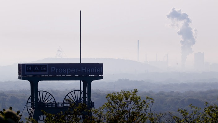 Förderturm der Zeche Prosper Haniel vor Landschaft im Dunst