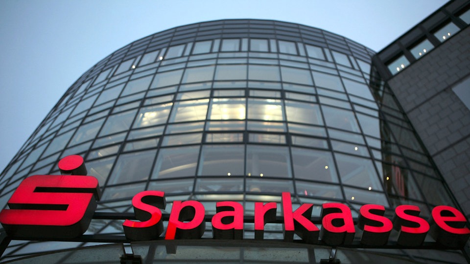 Logo der Sparkasse an Häuserfront