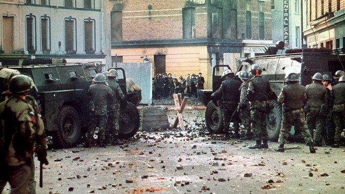 Britische Soldaten mit Panzerwagen vor einer Straßensperre in Londonderry am 30.01.1972