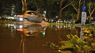 Auf der Königsallee, in Düsseldorf, bildeten sich riesige Seen. Die Wassermengen waren für die Kanalisation einfach zu viel.