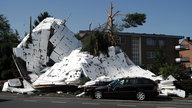 Die Überreste eines Flachdaches liegen in Neuss auf dem Boden