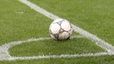 Ein Fußball liegt zum Eckstoß bereit