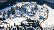 Blick von oben auf die Bobbahn in Winterberg