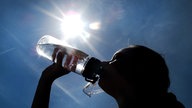 Ein Mädchen trinkt in Dortmund Wasser aus einer Flasche.