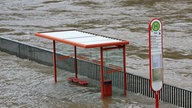 Unter Wasser steht im Januar eine Bushaltestelle am Ufer der Lenne in Altena, 2007