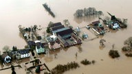 Das Dorf Rheinkassel im Norden von Köln ist vom Rheinhochwasser vollständig eingeschlossen, 2003