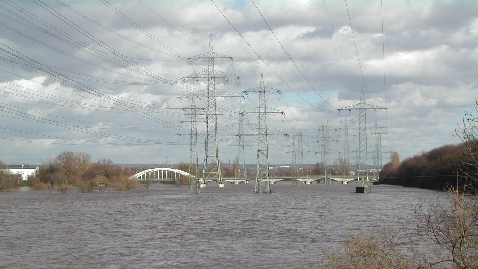 Hochwasser an der Siegbrücke, 2002