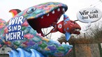 Nordrhein-Westfalen, Düsseldorf: Ein Wagen mit zwei Fischen "Wir sind mehr" "Wir sind das Volk" wird zum Rosenmontagszug gefahren. Am Rosenmontag erreicht der Straßenkarneval seinen Höhepunkt.