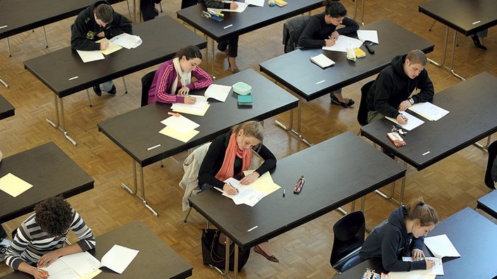 Schüler bei Klausurarbeit 